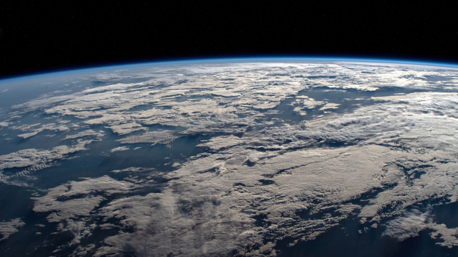 El limbo terrestre — el horizonte curvo — fotografiado desde la Estación Espacial Internacional sobre el oeste de Australia cubierto de nubes